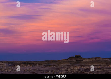 Un coucher de soleil sur la Bisti/De-Na-Zin désert près de Farmington, New Mexico, USA Banque D'Images