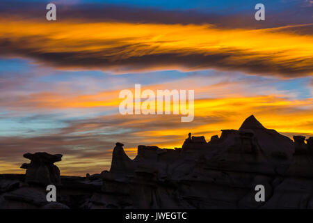 Un coucher de soleil sur la Bisti/De-Na-Zin désert près de Farmington, New Mexico, USA Banque D'Images