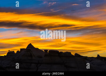 Un coucher de soleil sur la Bisti/De-Na-Zin désert près de Farmington, New Mexico, USA Banque D'Images