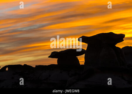 Un coucher de soleil sur la Bisti/De-Na-Zin désert près de Farmington, New Mexico, USA Banque D'Images