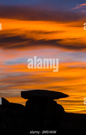 Un coucher de soleil sur la Bisti/De-Na-Zin désert près de Farmington, New Mexico, USA Banque D'Images