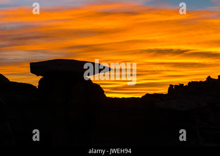 Un coucher de soleil sur la Bisti/De-Na-Zin désert près de Farmington, New Mexico, USA Banque D'Images