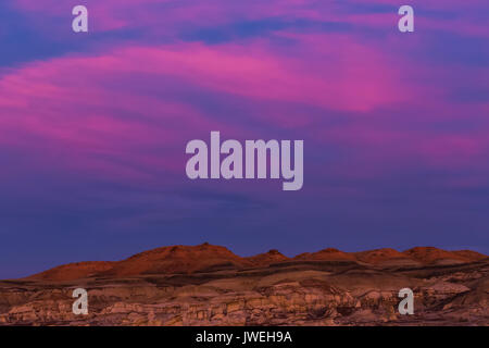 Un coucher de soleil sur la Bisti/De-Na-Zin désert près de Farmington, New Mexico, USA Banque D'Images