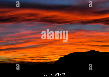 Un coucher de soleil sur la Bisti/De-Na-Zin désert près de Farmington, New Mexico, USA Banque D'Images