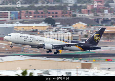 United Parcel Service (UPS) Boeing 767-34af/er n331jusqu'au départ de l'aéroport international de San Diego. Banque D'Images