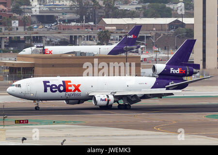 Federal express (FEDEX) Mcdonnell douglas md-10-10f n395fe arrivant à l'aéroport international de San Diego. Banque D'Images