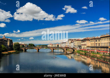 Un skiff sur l'Arno Banque D'Images