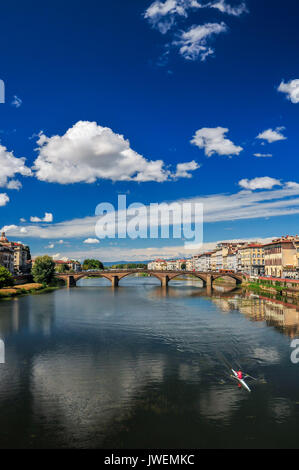 Un skiff sur l'Arno Banque D'Images