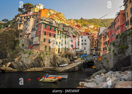 Matin soleil tombe sur le village de Riomaggiore, Cinque Terre, Italie Banque D'Images