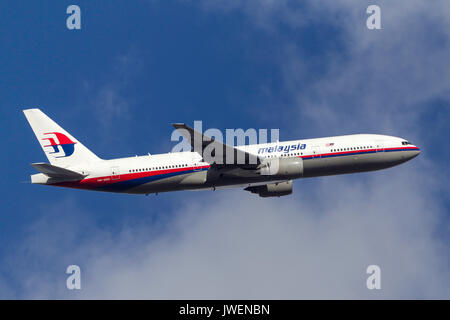 Malaysia Airlines Boeing 777-2h6/er 9m-mrk au départ de l'aéroport international de Melbourne. Banque D'Images