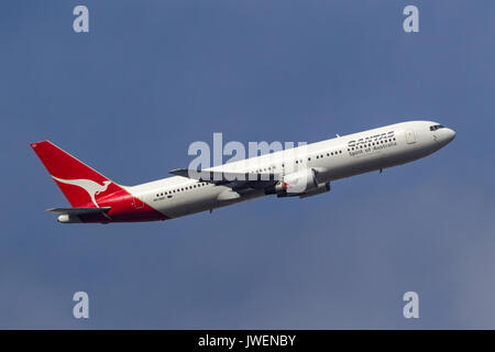 Qantas Boeing 767-338/ER VH-OGO au départ de l'Aéroport International de Melbourne. Banque D'Images