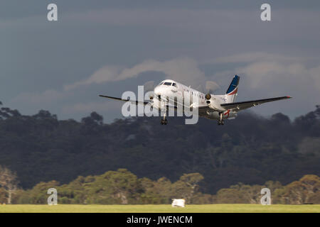 Regional Express (REX) Compagnies aériennes saab 340b vh-zrc décollant de l'aéroport international de Melbourne. Banque D'Images