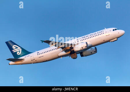 Air New Zealand Airbus A320-232 zk-ojb au départ de l'aéroport international de Melbourne. Banque D'Images