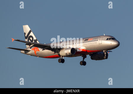 Jetstar Airways Airbus A320-232 VH-VQH en approche pour atterrir à l'Aéroport International de Melbourne. Banque D'Images