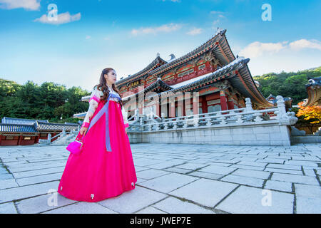 Femme avec de l'Hanbok Gyeongbokgung,robe traditionnelle coréenne. Banque D'Images