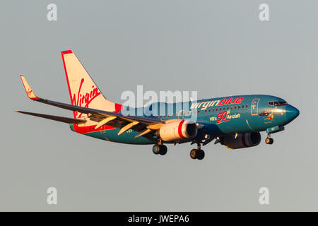 Virgin Blue Airlines avions Boeing 737-750e FE VH-VBY en approche pour atterrir à l'Aéroport International de Melbourne. Banque D'Images