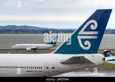 Air New Zealand Boeing 747-419 zk-nbt sur le tarmac de l'aéroport international d'Auckland avec un Boeing 737 d'air new zealand derrière. Banque D'Images