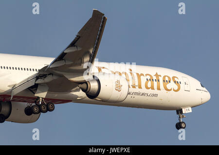 Unis Boeing 777-31H/ER A6-ECS en approche pour atterrir à l'Aéroport International de Melbourne. Banque D'Images