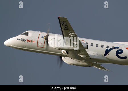 Regional Express (REX) Compagnies aériennes saab 340b vh-zrc décollant de l'aéroport international de Melbourne. Banque D'Images