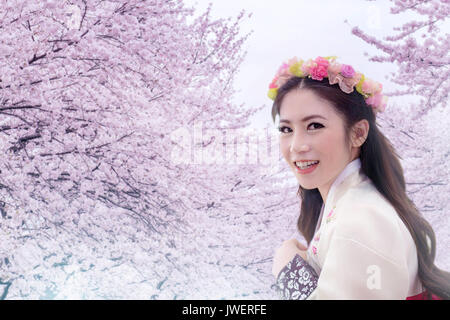 Asian woman wearing hanbok traditionnel coréen avec fleur de cerisier. Banque D'Images