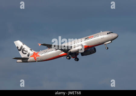 Jetstar Airways Airbus A320-232 VH-JQL au départ de l'Aéroport International de Melbourne. Banque D'Images