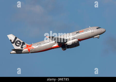Jetstar Airways Airbus A320-232 VH-JQL au départ de l'Aéroport International de Melbourne. Banque D'Images