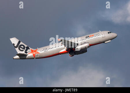 Jetstar Airways Airbus A320-232 VH-JQL au départ de l'Aéroport International de Melbourne. Banque D'Images