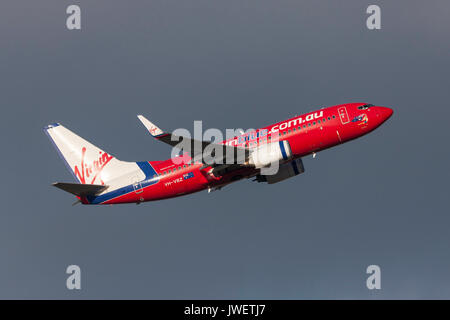 Virgin Blue Airlines Boeing 737-7FE VH-VBZ au départ de l'Aéroport International de Melbourne. Banque D'Images