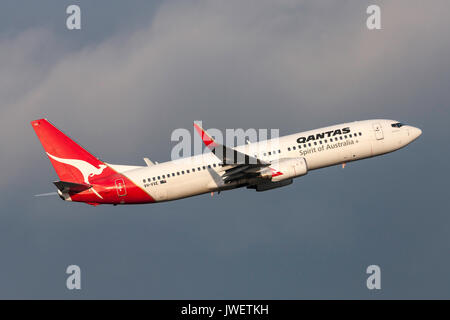 Boeing 737-838 de Qantas VH-VXE au départ de l'Aéroport International de Melbourne. Banque D'Images