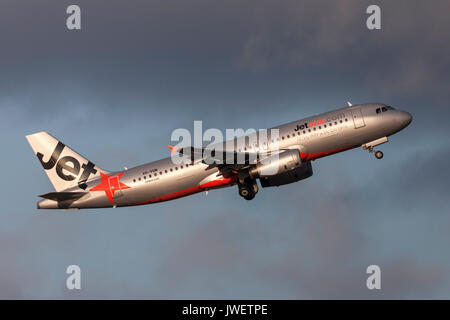 Jetstar Airways Airbus A320-232 au départ VQM VH-Aéroport International de Melbourne. Banque D'Images