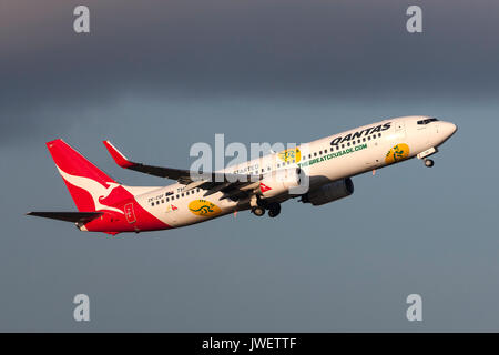 Jetconnect Qantas (Nouvelle-Zélande) Boeing 737-838 ZK-ZQF au départ de l'Aéroport International de Melbourne. Banque D'Images