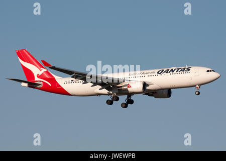 Airbus A330-202 de Qantas VH-EBO en approche pour atterrir à l'Aéroport International de Melbourne. Banque D'Images