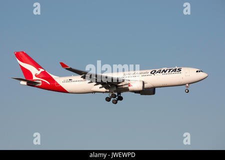 Airbus A330-202 de Qantas VH-EBO en approche pour atterrir à l'Aéroport International de Melbourne. Banque D'Images