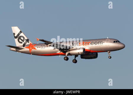 Jetstar Airways Airbus A320-232 VH-VGF en approche pour atterrir à l'Aéroport International de Melbourne. Banque D'Images