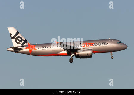Jetstar Airways Airbus A320-232 VH-VGF en approche pour atterrir à l'Aéroport International de Melbourne. Banque D'Images