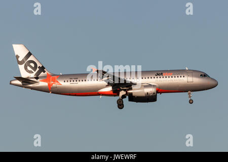Jetstar Airways Airbus A320-232 VH-VQH en approche pour atterrir à l'Aéroport International de Melbourne. Banque D'Images
