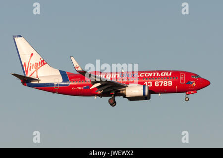 Virgin Blue Airlines Boeing 737-7Q8 VH-VBH en approche pour atterrir à l'Aéroport International de Melbourne. Banque D'Images