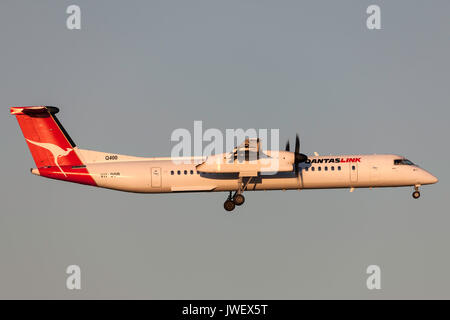 QantasLink de Havilland Canada DHC-8-402Q Dash 8 Q400 (VH)-QOR en approche pour atterrir à l'Aéroport International de Melbourne. Banque D'Images