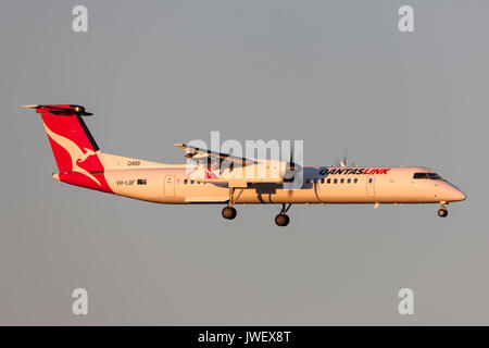 QantasLink de Havilland Canada DHC-8-402Q Dash 8 Q400 (VH)-LQF en approche pour atterrir à l'Aéroport International de Melbourne. Banque D'Images