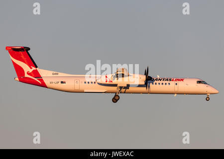 QantasLink de Havilland Canada DHC-8-402Q Dash 8 Q400 (VH)-LQF en approche pour atterrir à l'Aéroport International de Melbourne. Banque D'Images