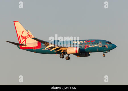 Virgin Blue Airlines avions Boeing 737-750e FE VH-VBY en approche pour atterrir à l'Aéroport International de Melbourne. Banque D'Images