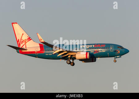 Virgin Blue Airlines avions Boeing 737-750e FE VH-VBY en approche pour atterrir à l'Aéroport International de Melbourne. Banque D'Images