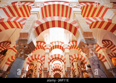 Cordoue, Espagne - 30 juin 2017 : l'intérieur de la mosquée et Cathédrale de Cordoue. Est le monument le plus important de tous les pays du monde islamique. Banque D'Images