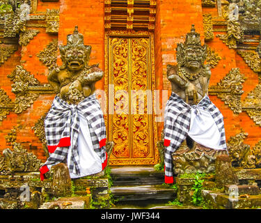 La porte de temple traditionnel à Ubud, Bali, Iindonesia Banque D'Images