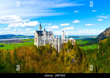 Vue de la célèbre attraction touristique dans les Alpes bavaroises - le 19e siècle le château de Neuschwanstein. Banque D'Images