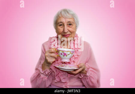 Senior Woman Enjoying Cup of Tea Banque D'Images