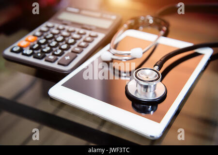 Stéthoscope sur smartphone, Vérification de la sécurité sur smartphone concept. Banque D'Images