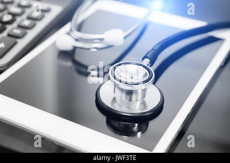 Stéthoscope sur smartphone, Vérification de la sécurité sur smartphone concept. Banque D'Images