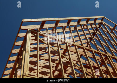 L'ossature de l'intérieur d'une maison neuve en construction Banque D'Images