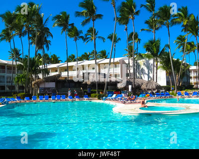 Punta Cana, République Dominicaine - Février 02, 2013 : les touristes se reposant dans VIK Arena Blanca hotel avec piscine sous les palmiers Banque D'Images